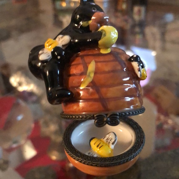 Collectible trinket box. Honey Bear on hive with cute little bee - Picture 3 of 3